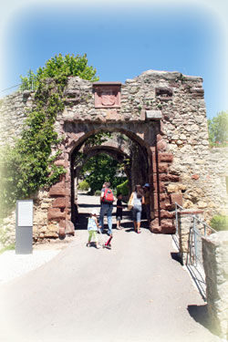 Eingang zur Burganlage
