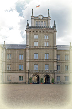 Blick auf den Eingang zum Schloss