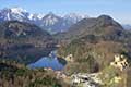 Der Alpsee unterhalb des Schlosses Hohenschwangau liegt nahe bei Füssen Der Alpsee