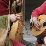 Mittelalterliche Musikanten spielen