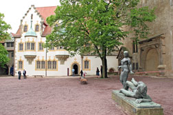 Im Innenhof der Moritzburg zu Halle