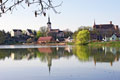 See mit dem Schloss und der Kirche