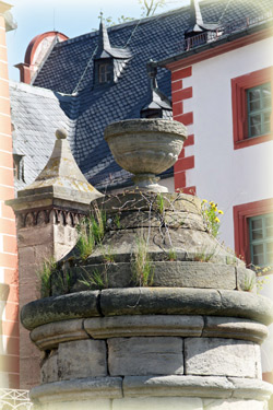 Vor dem Schloss Kochberg